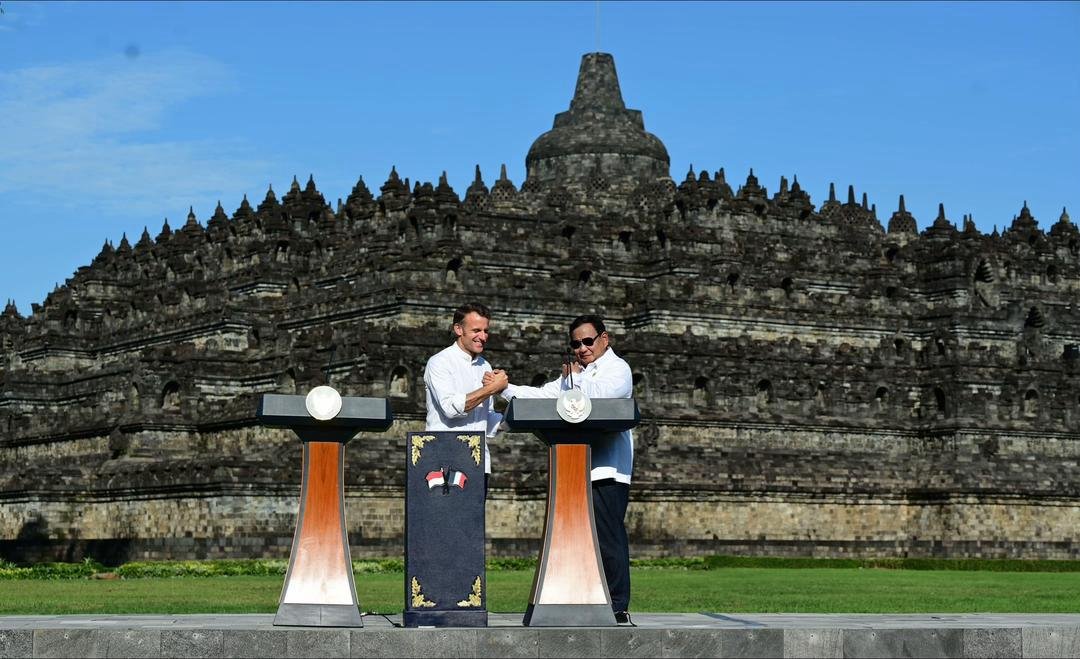 Presiden Prabowo saling berjabat tangan dengan Presiden Macron