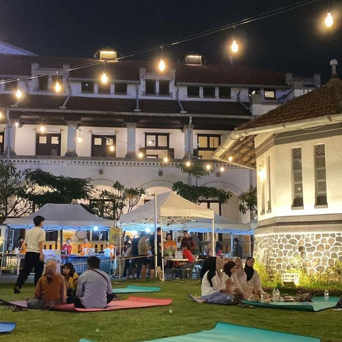 ANGKRINGAN LAWANG SEWU BERSAMA SEWA MOBIL SEMARANG