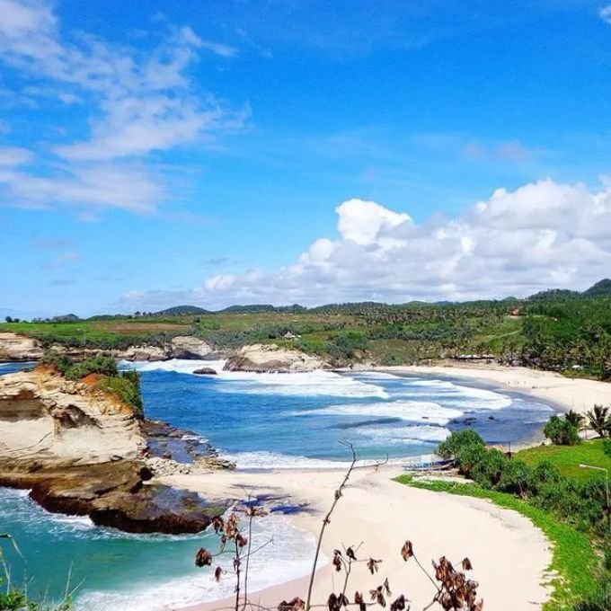 SEWA MOBIL SEMARANG BERWISATA KE PANTAI KLAYAR PACITAN