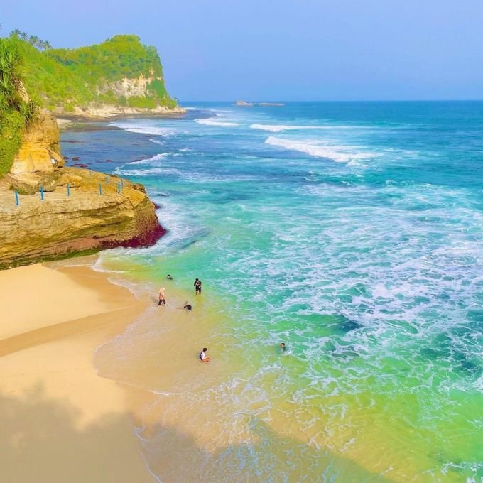 SEWA MOBIL SALATIGA BERWISATA KE PANTAI BANYU TIBO
