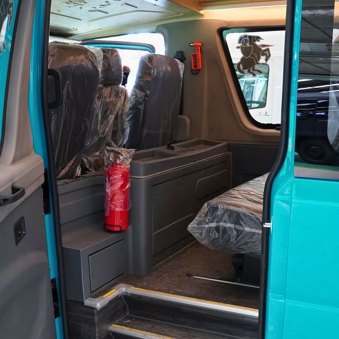 Meneyediakan ampar dan juga pembuka kaca darurat, danbox penyimanan