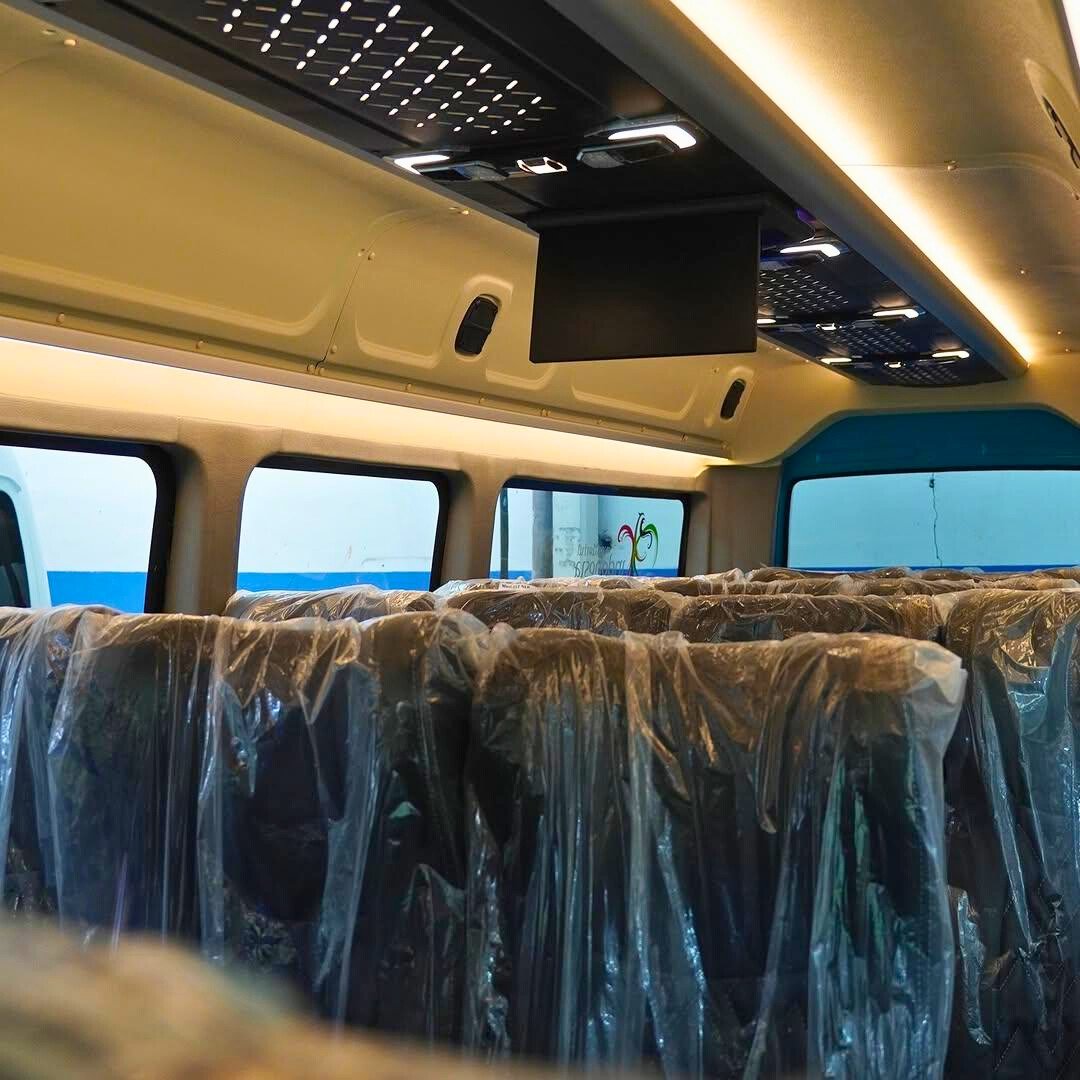 Kapasitas penumpang Elf 16-20 orang.