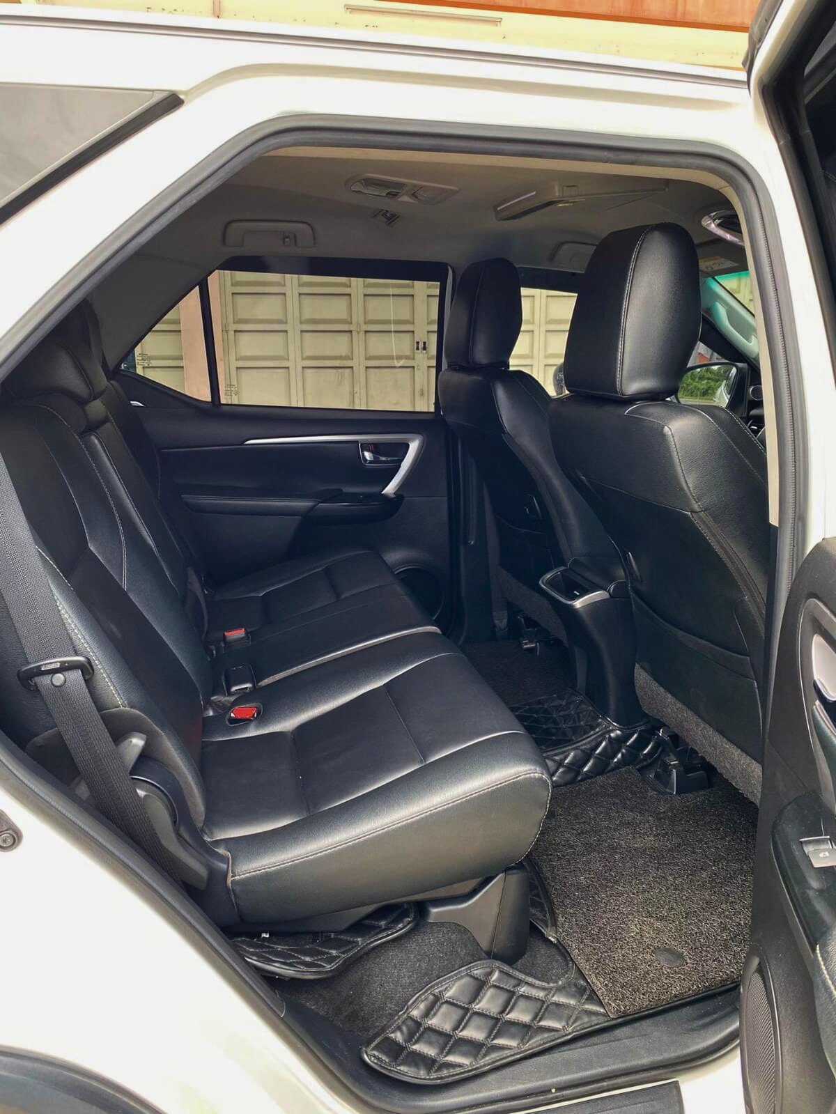 Bagian utama untuk sewa mobil pengantin interior penumpang belakang