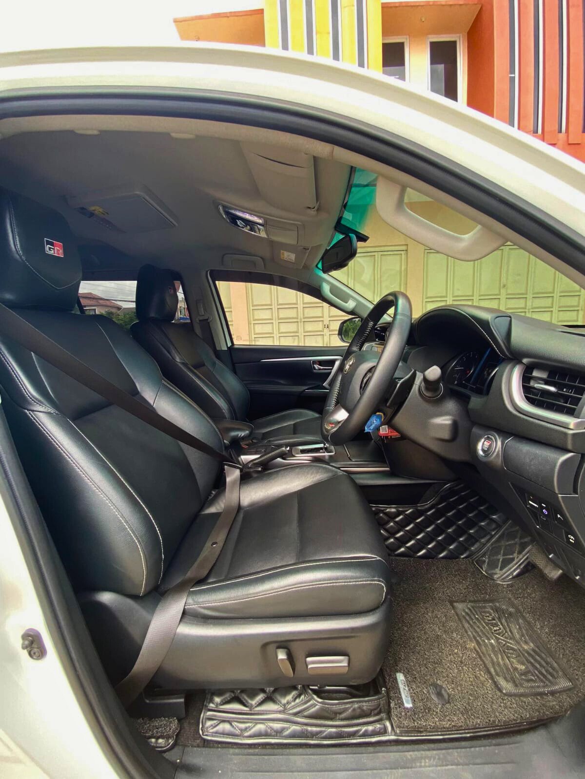 Mobil pengantin foto tampak Toyota Fortuner dari pengemudi