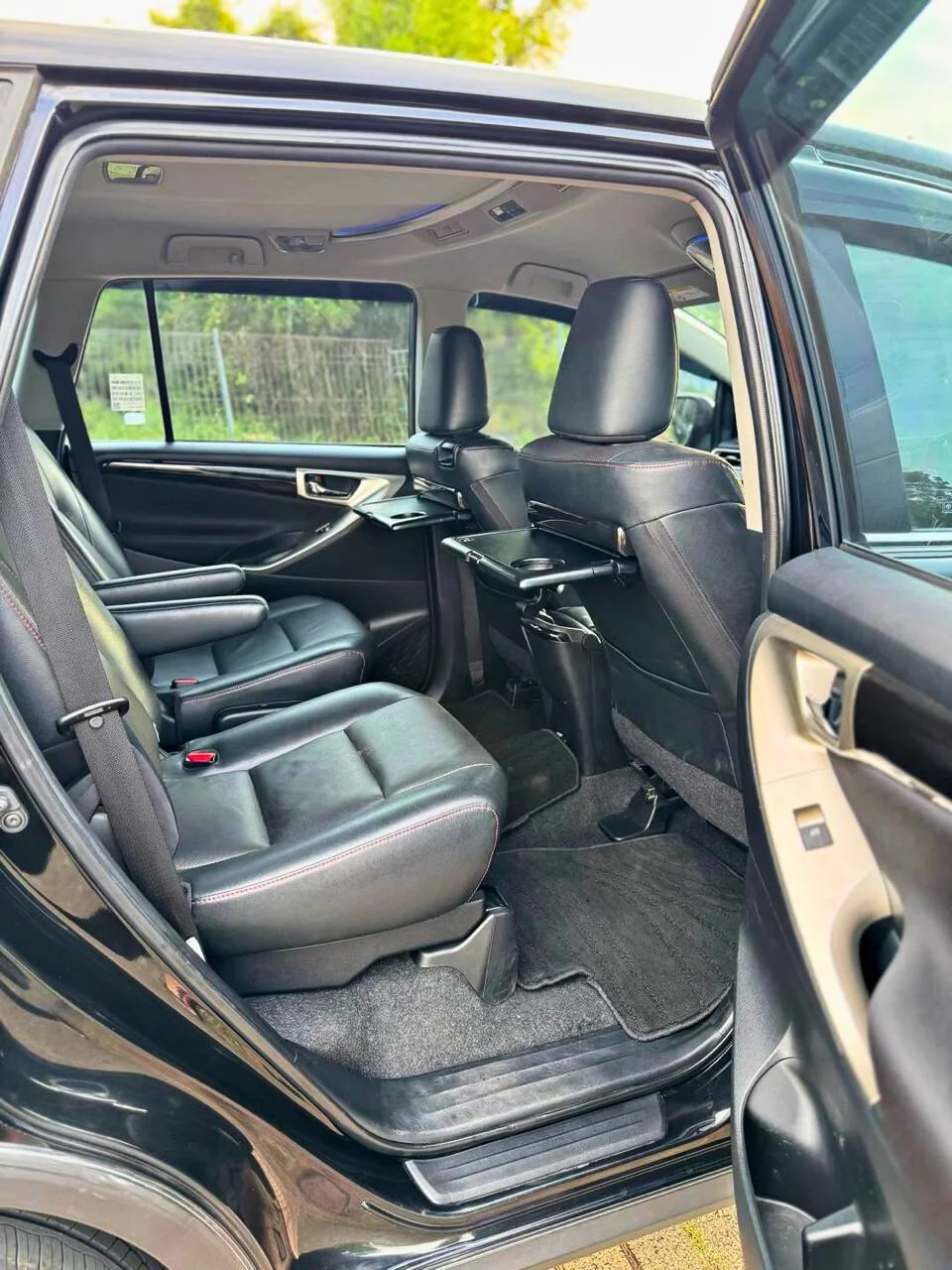 interioir kursi belakang sebelah kanan