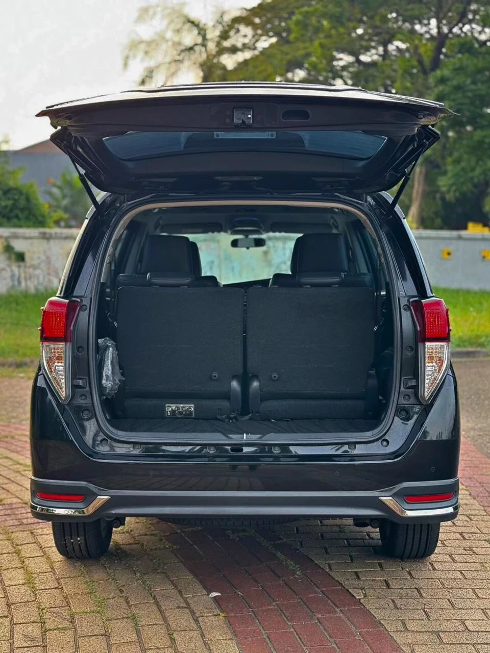 foto bagasi Innova Reborn