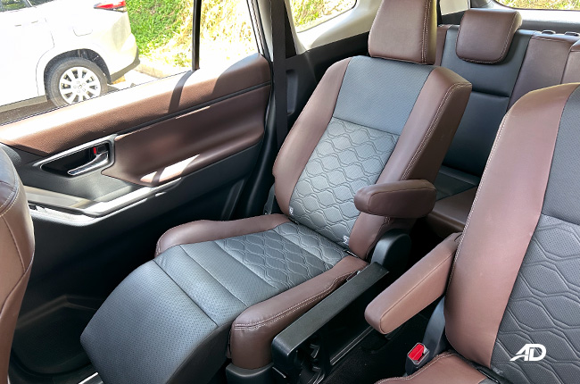 Interior dirancang untuk memberikan kenyamanan maksimal bagi seluruh penumpang. Kursi ergonomis dan ruang kaki yang lega membuat perjalanan jauh terasa lebih menyenangkan.