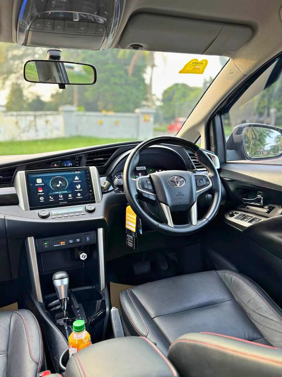 Foto tampak Pengemudi Innova Reborn