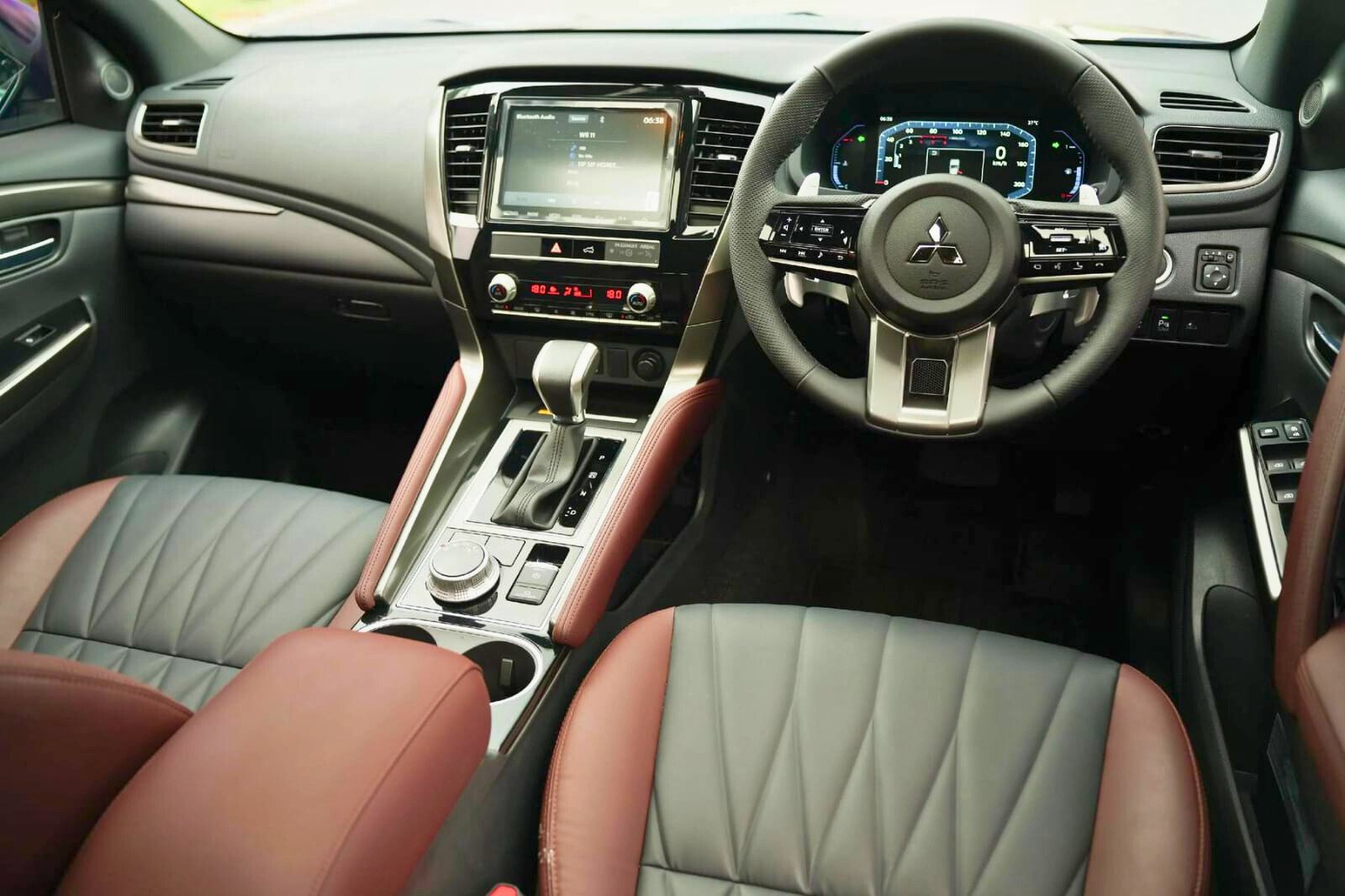 pelayanan Dyantransport lepas kunci Pajero sport mobil terbaru New Pajero Sport