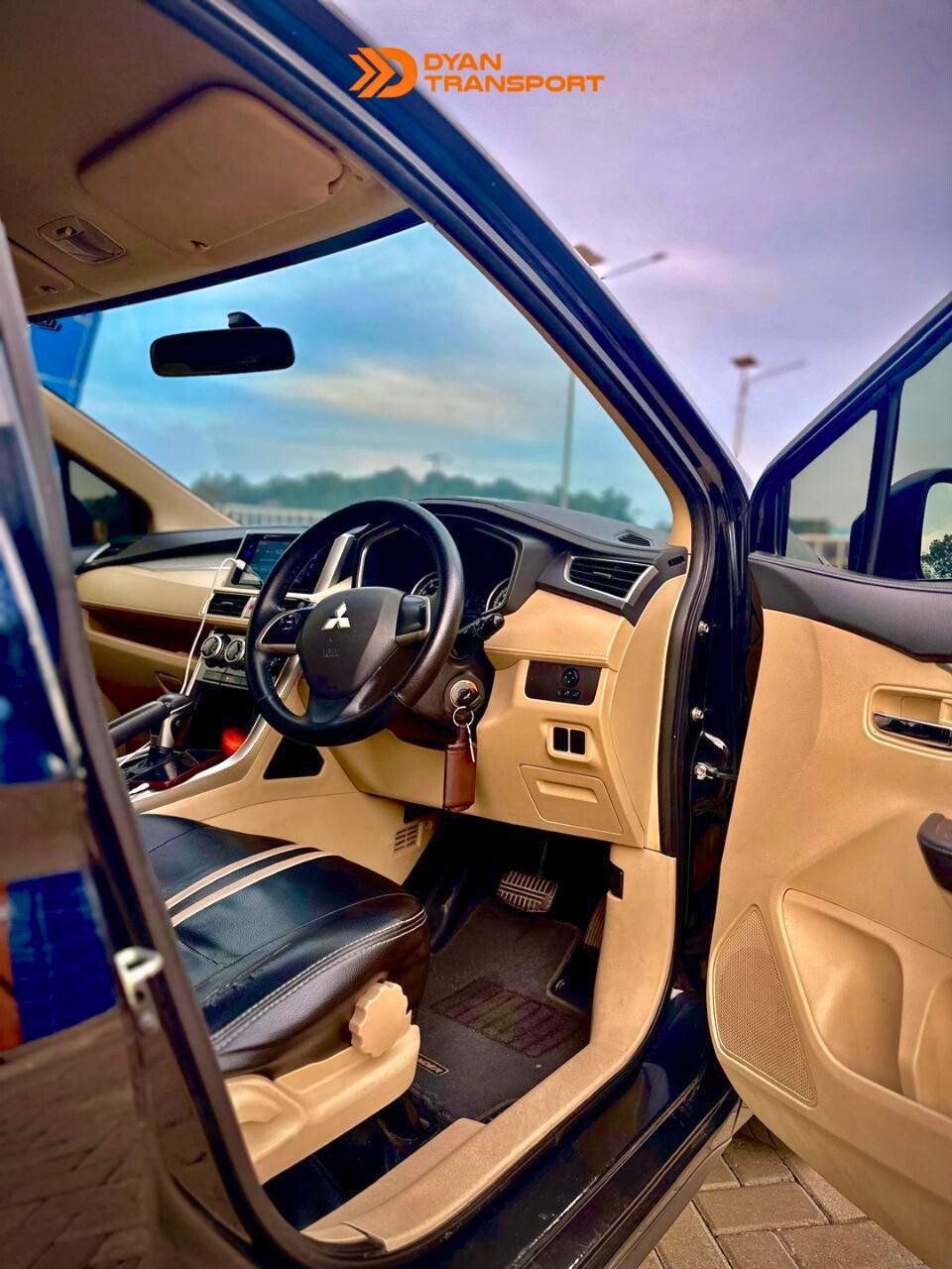 Rental mobil murah Xpanader Cross tipe terbaru interior pengemudi