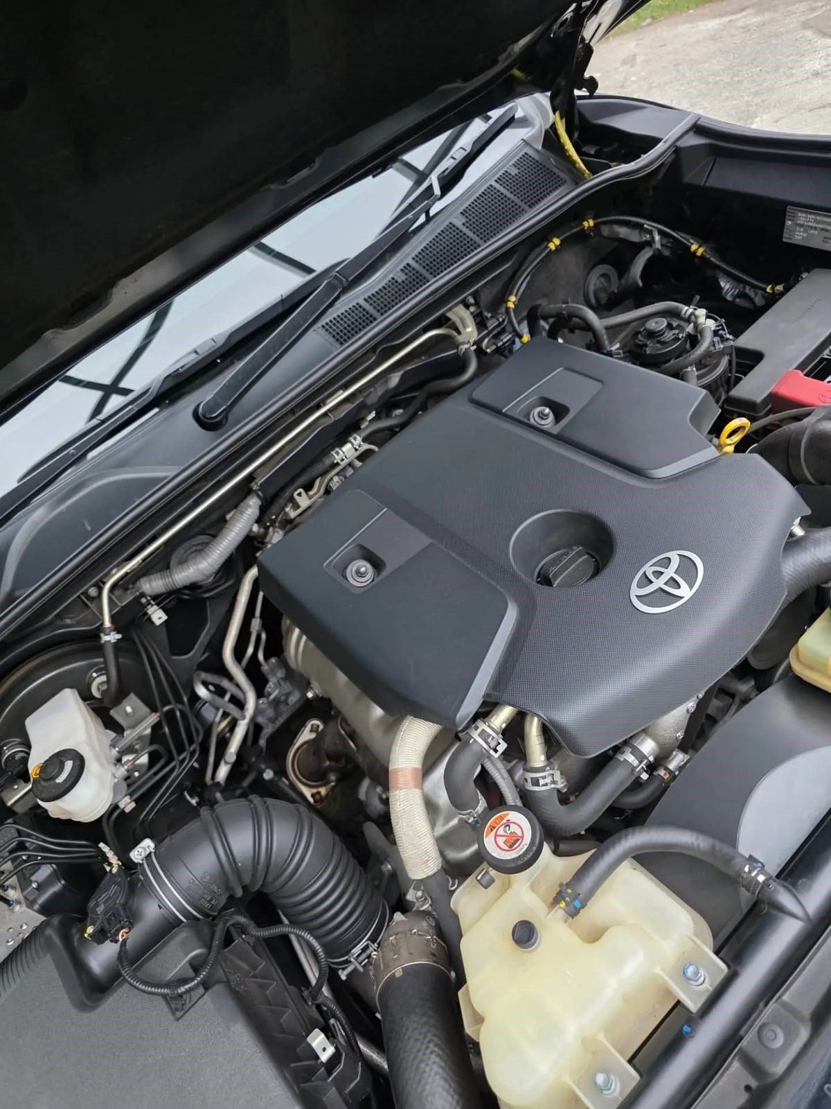 Sewa mobil Semarang Dyantransport, Fortuner terkenal dengan performa mesin yang kuat dan stabil. Baik melewati jalan perkotaan, tol, maupun jalur menanjak, mobil ini tetap nyaman dikendarai.