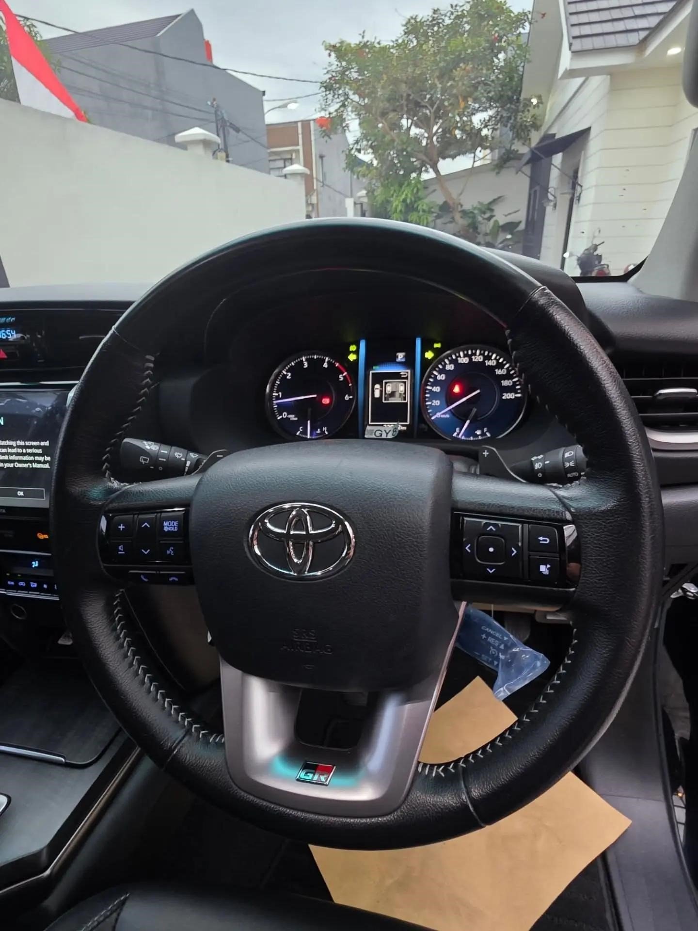 Dilengkapi dengan fitur keselamatan modern seperti airbag, ABS, kontrol stabilitas, dan sistem pengereman handal, Toyota Fortuner memberikan rasa aman ekstra selama perjalanan.