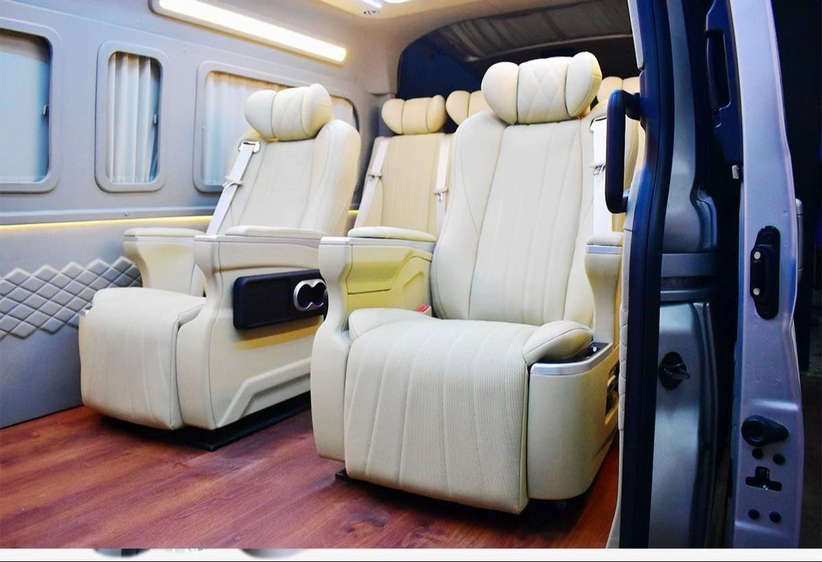 Sewa mobil Semarang Premio Luxury kursi captain seat premium dengan sandaran empuk