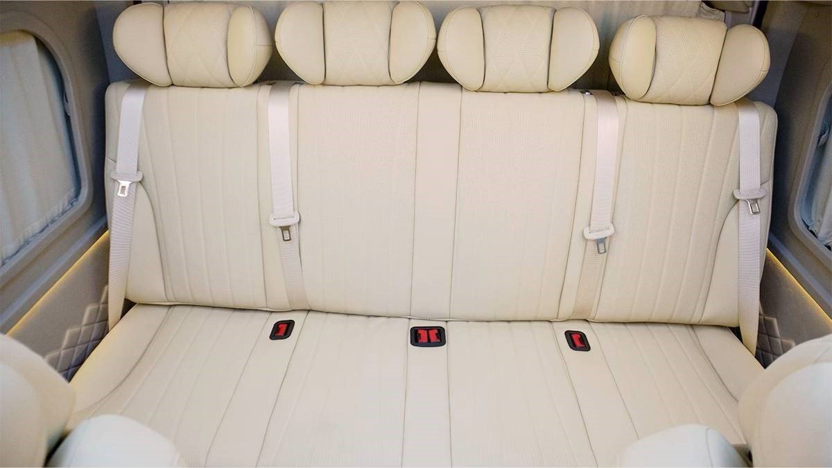 Sewa mobil Semarang Premio Luxury kursi material jok berkualitas tinggi