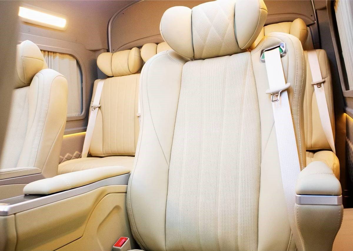Sewa mobil Semarang upgread seat yang elegan custom seat dengan sandaran yang empuk