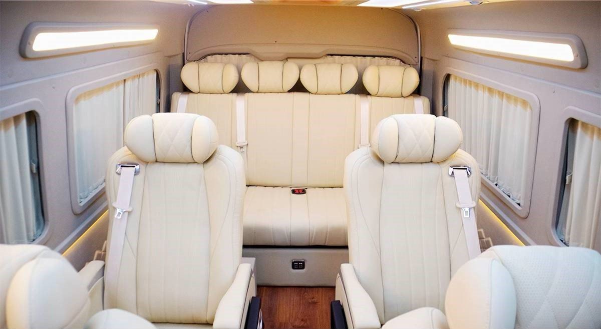 Luas dan lega dari seat ke seat nyaman untuk perjalanan jauh anda