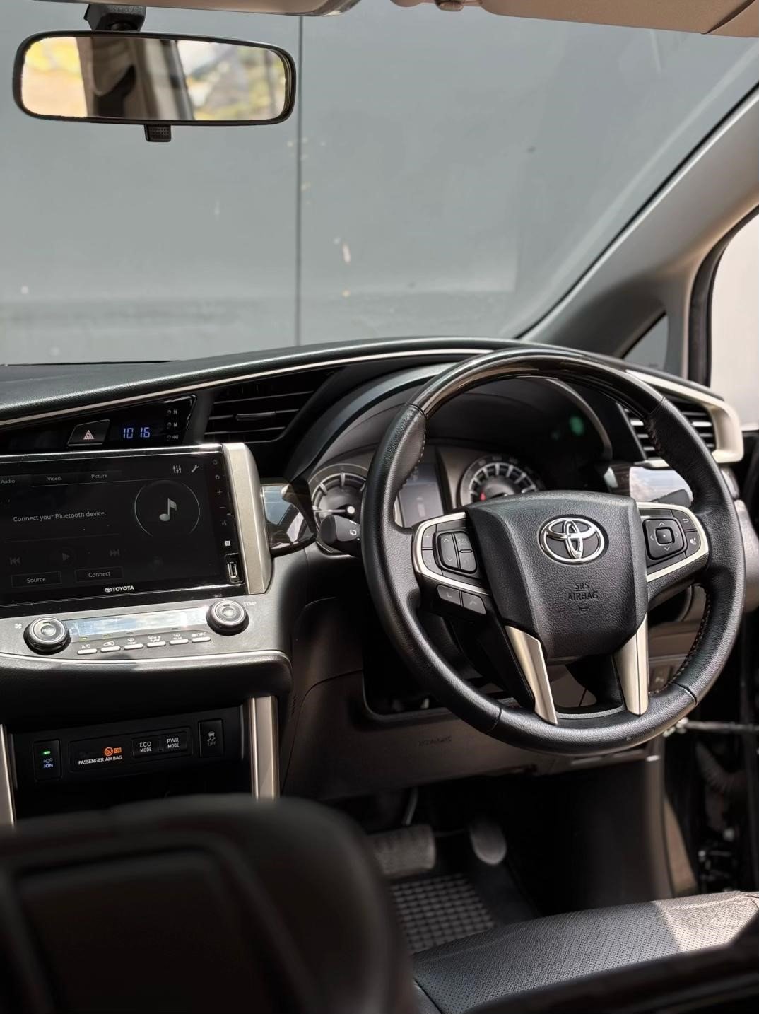 Sewa mobil Semarang Toyota Venturer fitur keselamatan lengkap