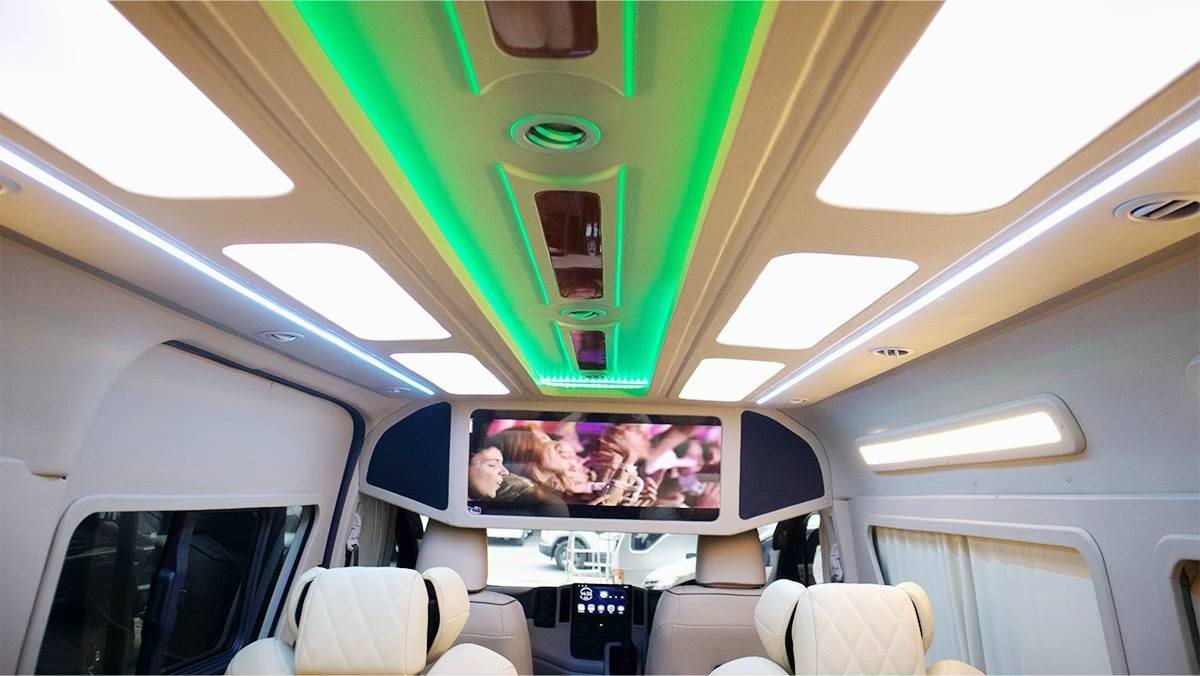 Sewa mobil Semarang memberikan fasilitas hiburan Smart Tv dan beberapa kelengkapan fasilitas lainnya