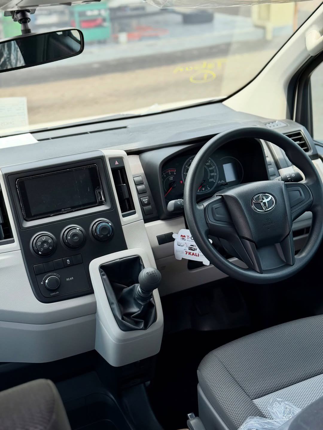 tampil simpel dan fungsional, dengan tata letak yang rapi sehingga mudah dikendalikan dan nyaman digunakan selama perjalanan.