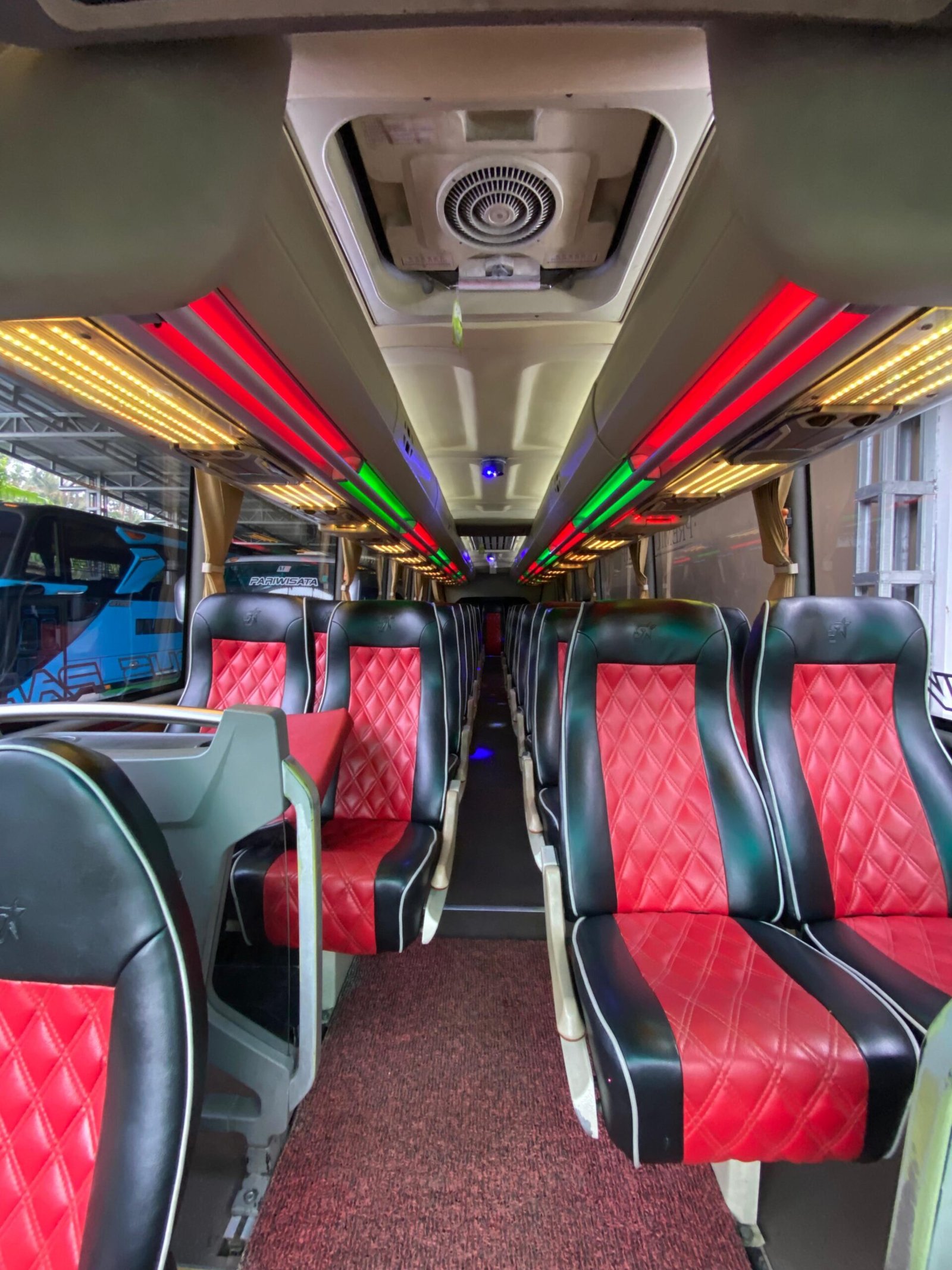 Medium Bus di sewa mobil Semarang AC dan Ventilasi Optimal – menjaga suhu tetap nyaman di setiap musim.