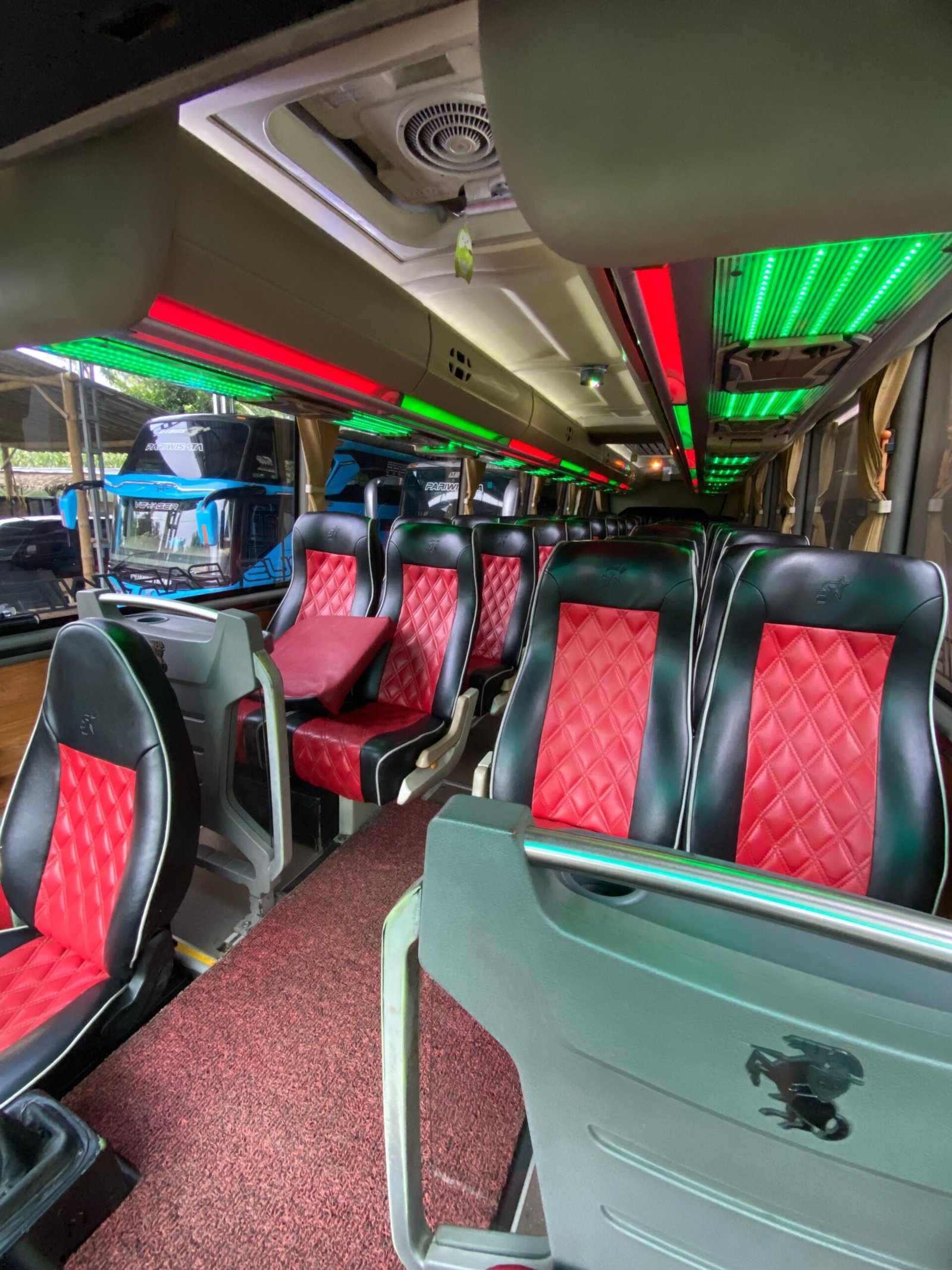 Medium Bus di sewa mobil Semarang Ruang Luas – terdiri dari 40 penumpang luas kursi empuk dan fasilitas dan juga hiburan tersedia di Bus Medium. Untuk bawaan Medium Bus juga tersedia bagasi yang luas secara terpisah