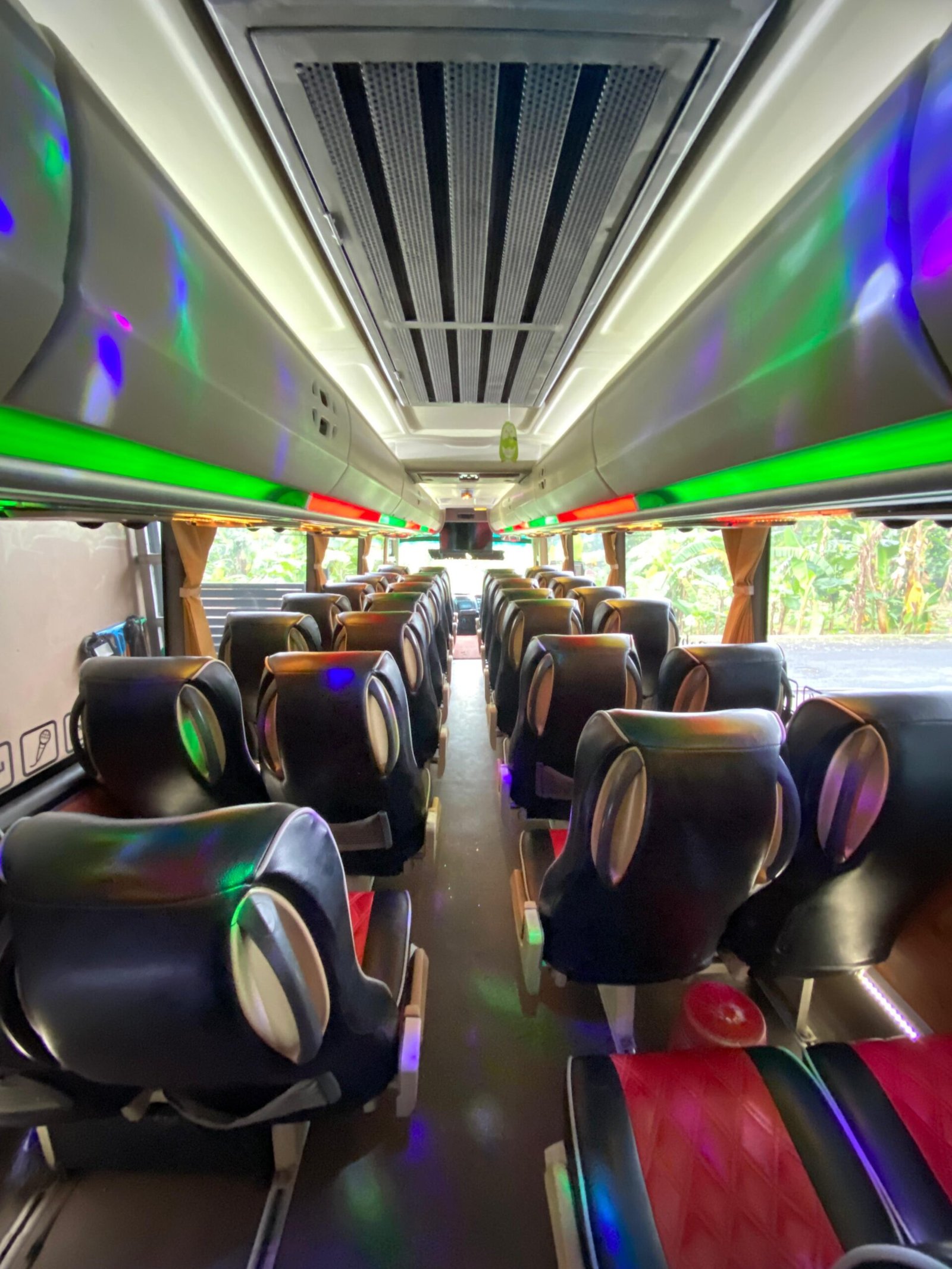 Kursi Reclining – penumpang bisa beristirahat atau tidur dengan nyaman selama perjalanan.