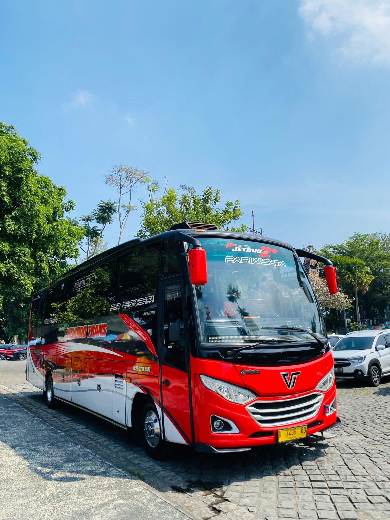 Tersedia mobil rombongan Mobil ini cocok untuk perjalanan bersama teman, rekan kerja, atau keluarga besar. Ruang luas dan fasilitas lengkap memastikan perjalanan tetap nyaman dan praktis, tanpa repot.