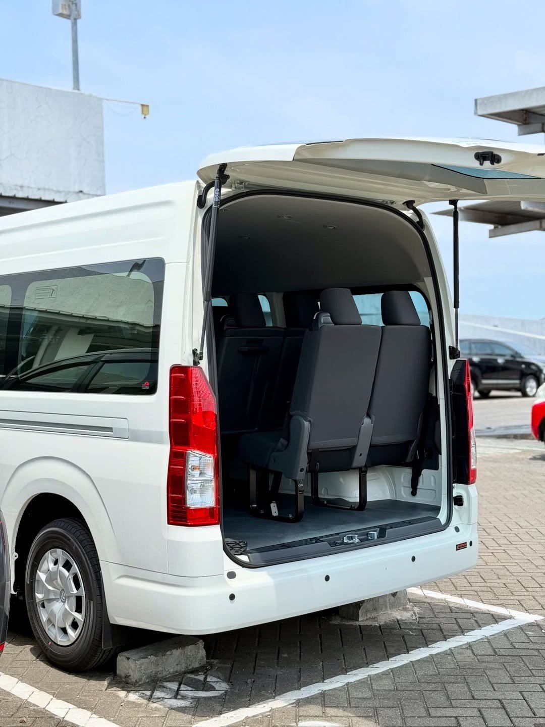 Di rancang luas dan tertata rapi, mampu menampung barang bawaan rombongan dengan aman tanpa mengurangi kenyamanan penumpang