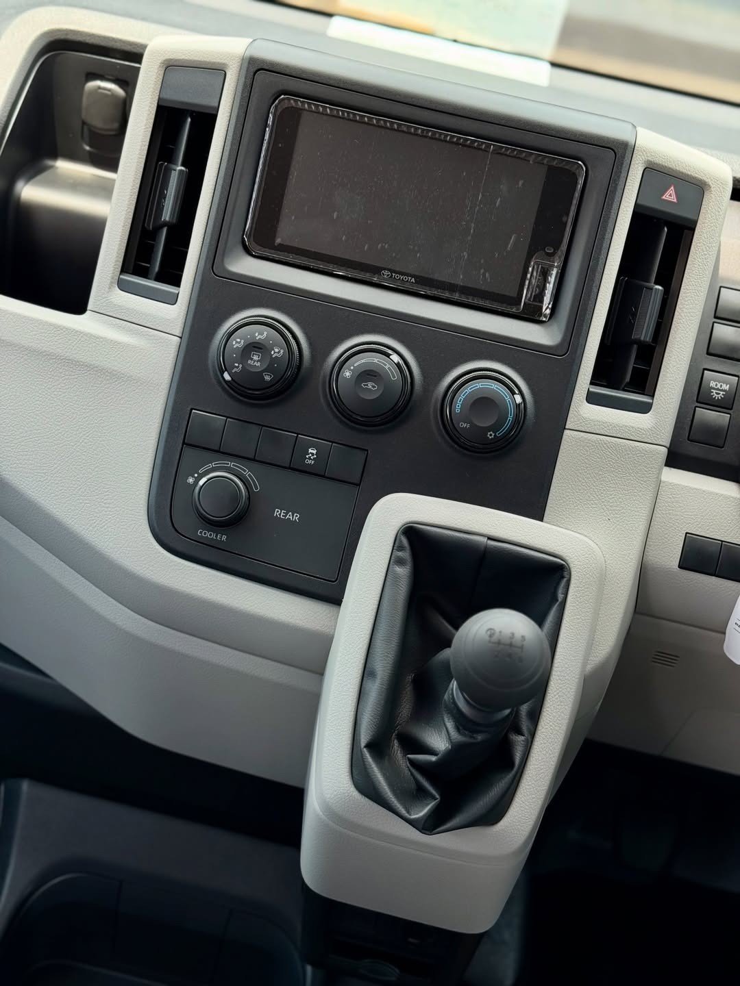 dirancang ergonomis dengan posisi yang mudah dijangkau, memberikan perpindahan gigi yang halus dan nyaman saat berkendara.