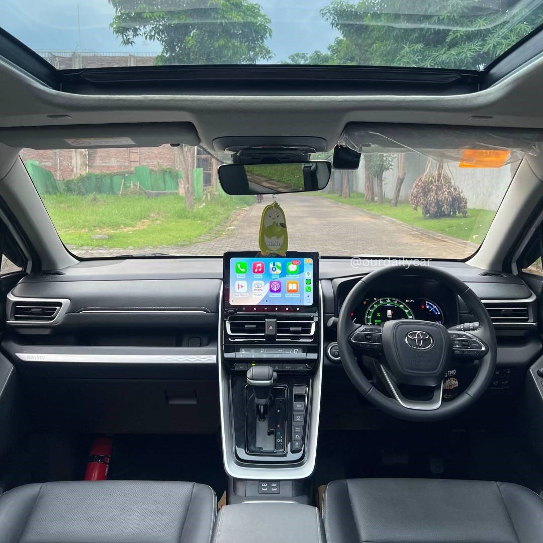 Interior sewa mobil Semarang mobil Zenix Q Hybrid