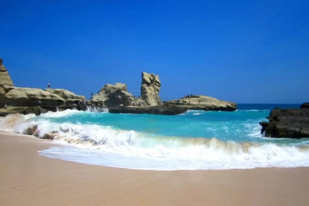 Waktu terbaik untuk mengunjungi Pantai Klayar adalah saat musim kemarau, sekitar April hingga Oktober. Pada periode ini, cuaca cerah sehingga pemandangan pantai terlihat lebih maksimal.