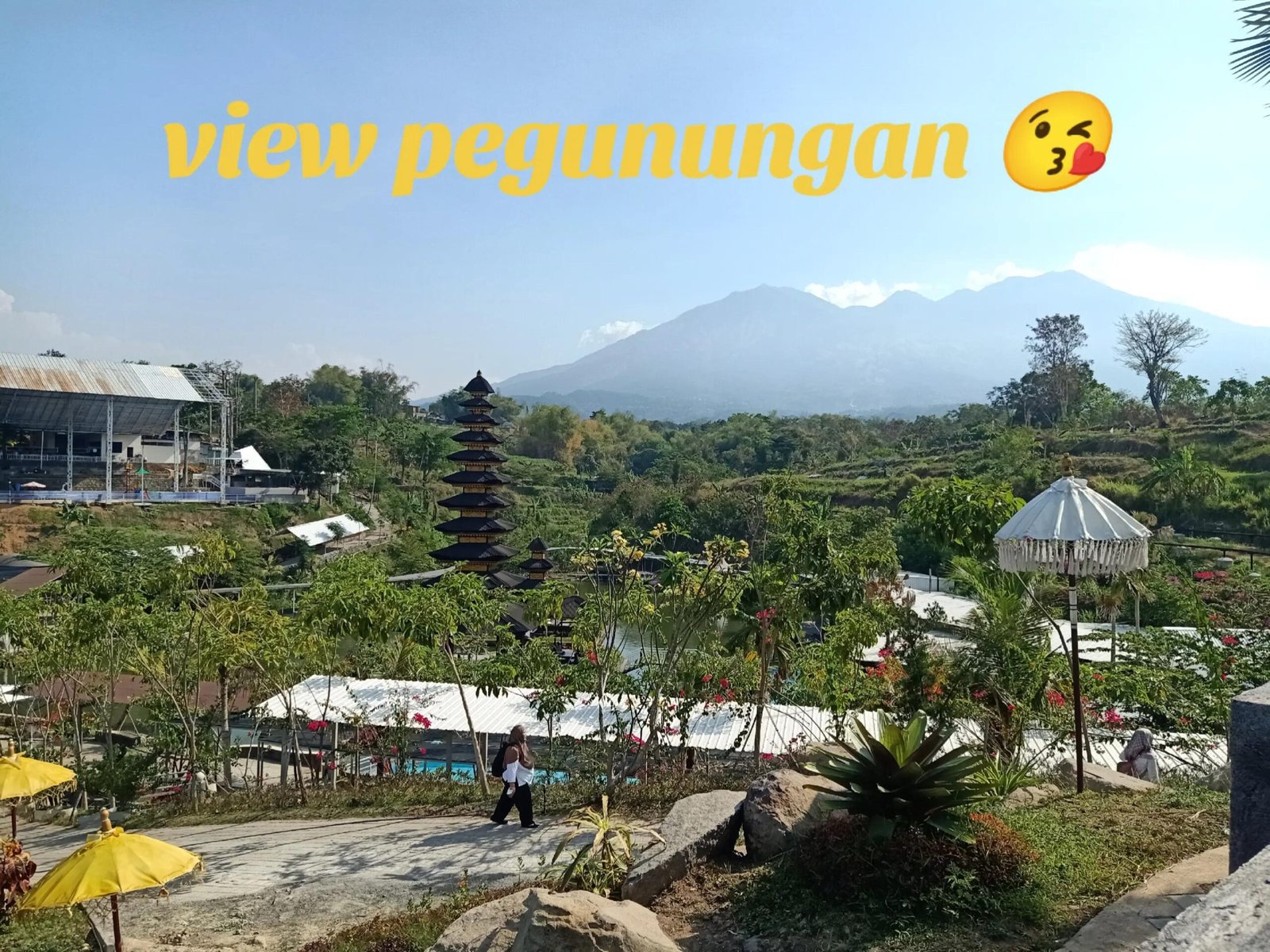 View yang cantik dari pohon hingga pegunungan