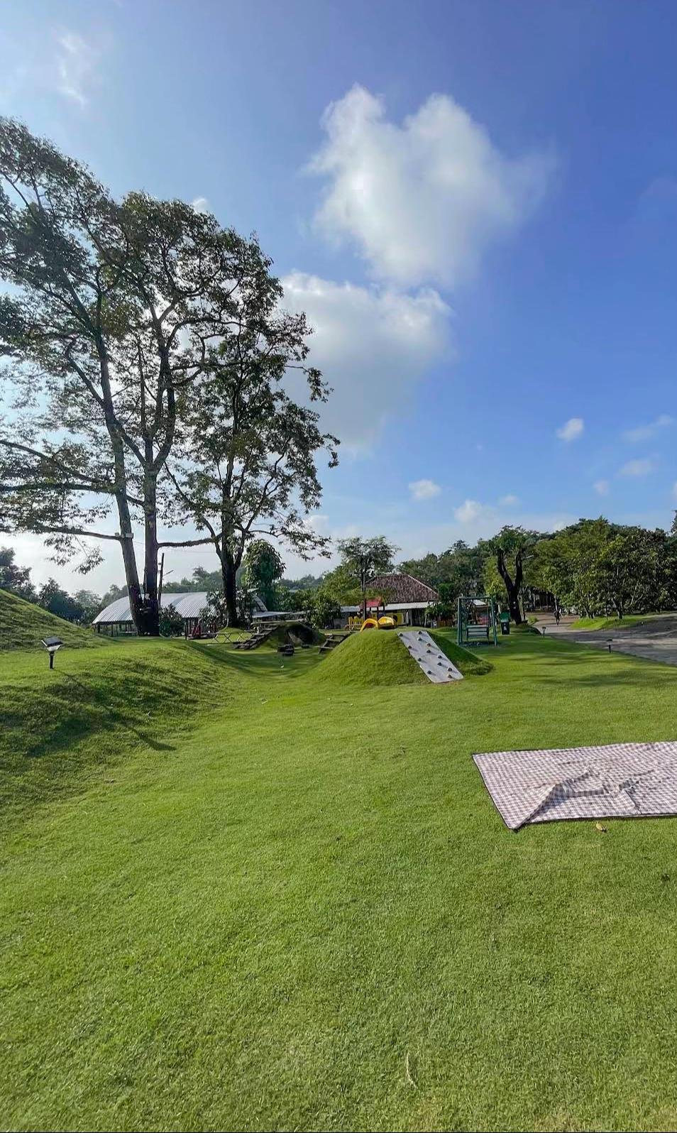 Tersedia berbagai fasilitas permainan yang cocok untuk anak-anak maupun dewasa.