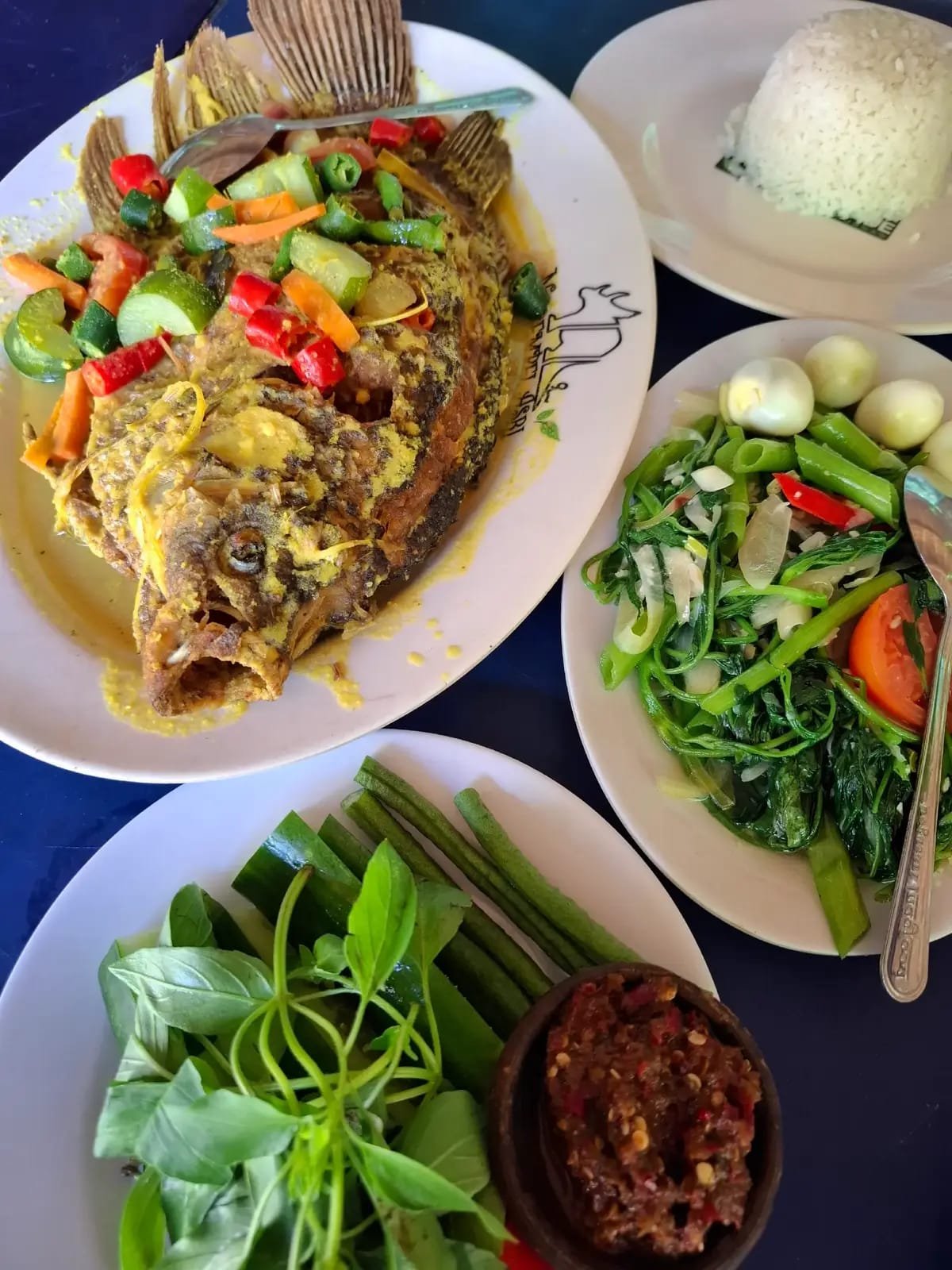 Salah satu daya tarik utama Grembel adalah area resto yang nyaman dengan berbagai pilihan menu lezat. 