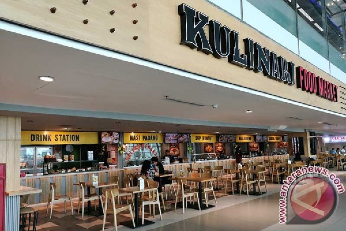 Perjalanan terasa kurang lengkap tanpa menikmati makanan favorit sebelum terbang. 