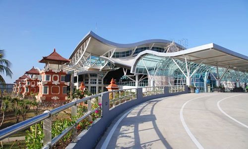 Selain menjadi pintu masuk wisatawan, bandara ini juga menjadi pusat aktivitas transportasi yang sangat sibuk. 