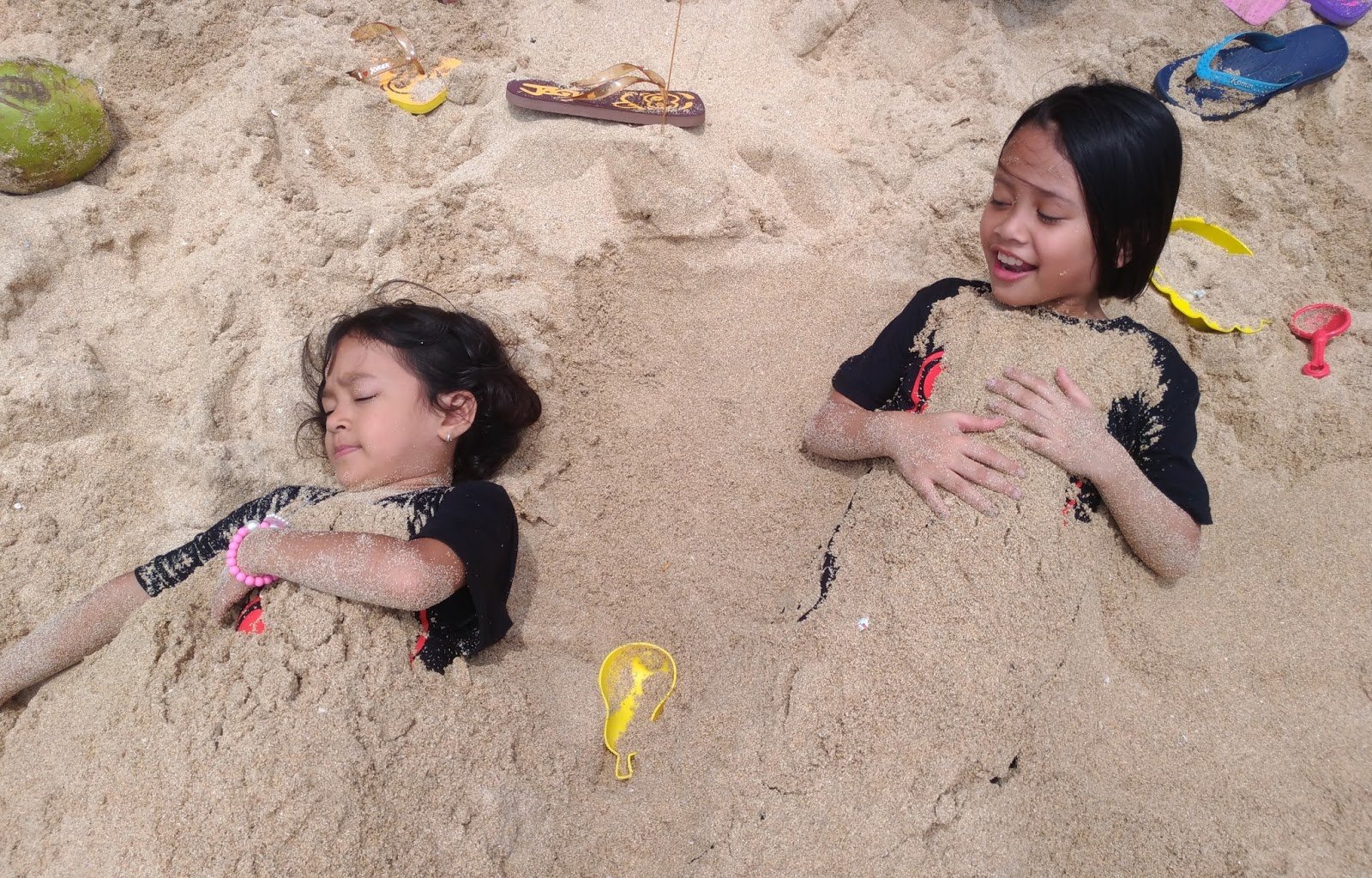 Pasir putih yang lembut cocok untuk bermain bersama anak-anak atau sekadar bersantai menikmati suasana pantai.