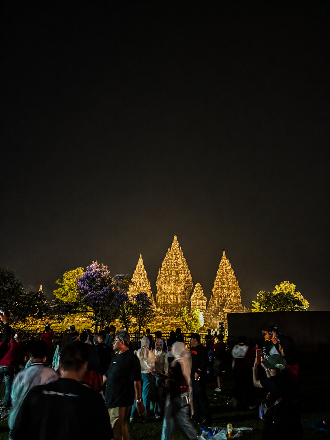 Menikmati konser di area Candi Prambanan memberikan sensasi berbeda, terutama saat sore hingga malam hari.