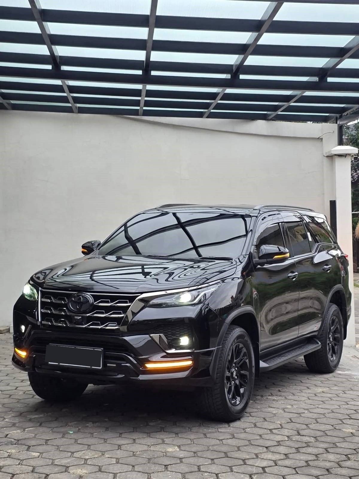 Tour Wisata: Liburan bersama keluarga tentu membutuhkan kendaraan yang nyaman dan luas. Dyantransport tersedia Toyota Fortuner