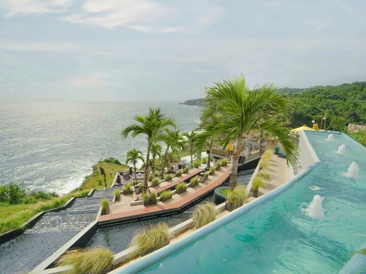 Heha Ocean View Spot foto instagramable dengan latar laut lepas