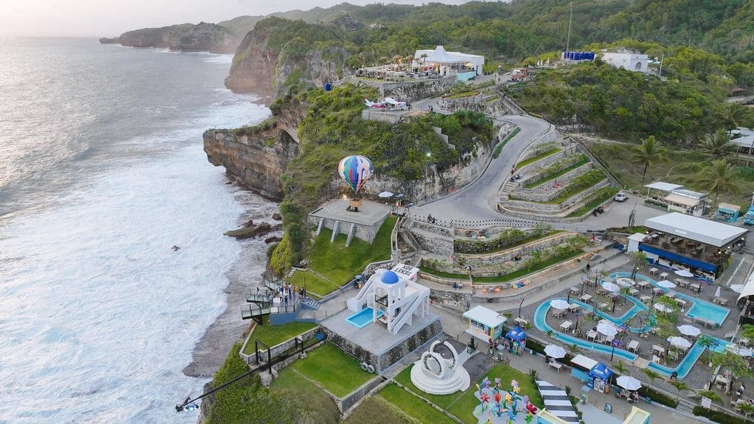 Heha Ocean View Fasilitas lengkap seperti food court, mushola, dan area duduk nyaman