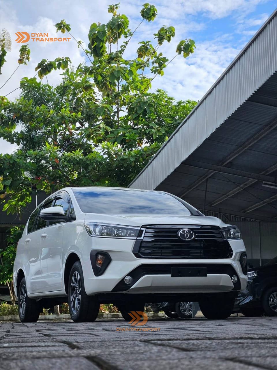 Car Rental Semarang Mobil ini menjadi favorit untuk perjalanan keluarga dan perjalanan bisnis karena memiliki kabin luas, suspensi nyaman, dan tampilan elegan.