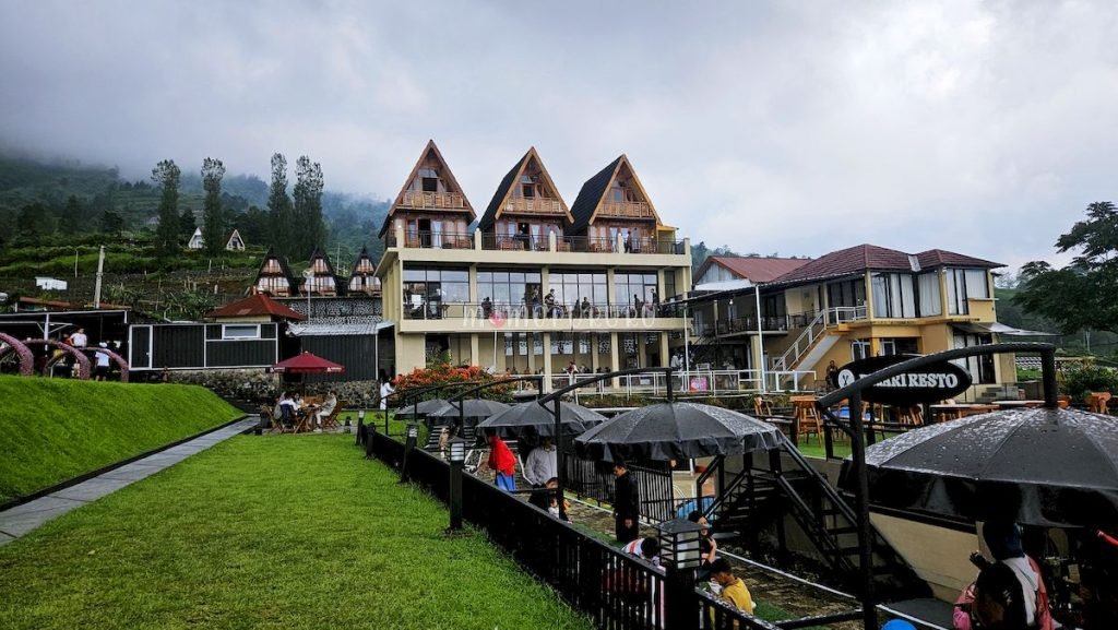 Duduk santai sambil menikmati kopi hangat dan udara sejuk menjadi momen terbaik untuk relaksasi.
