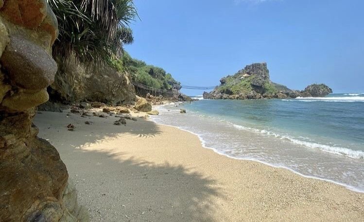 Tidak seperti pantai populer lainnya, Pantai Nglambor masih tergolong sepi.
