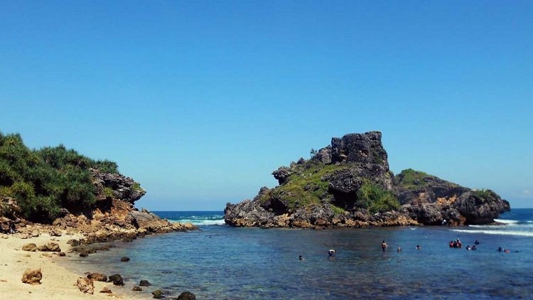 Pantai Nglambor memiliki dua batu karang besar yang menjadi ciri khasnya