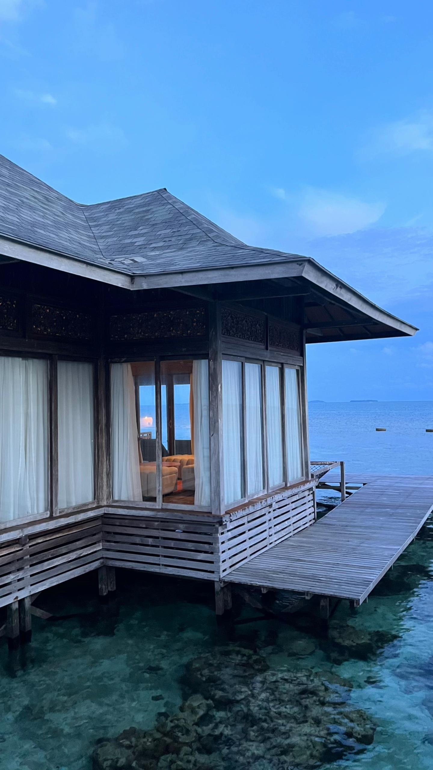 Karimunjawa bukan hanya cocok untuk diving, tetapi juga menjadi destinasi healing terbaik. Suasana pulau yang tenang membuat wisatawan dapat menikmati quality time jauh dari hiruk pikuk perkotaan.