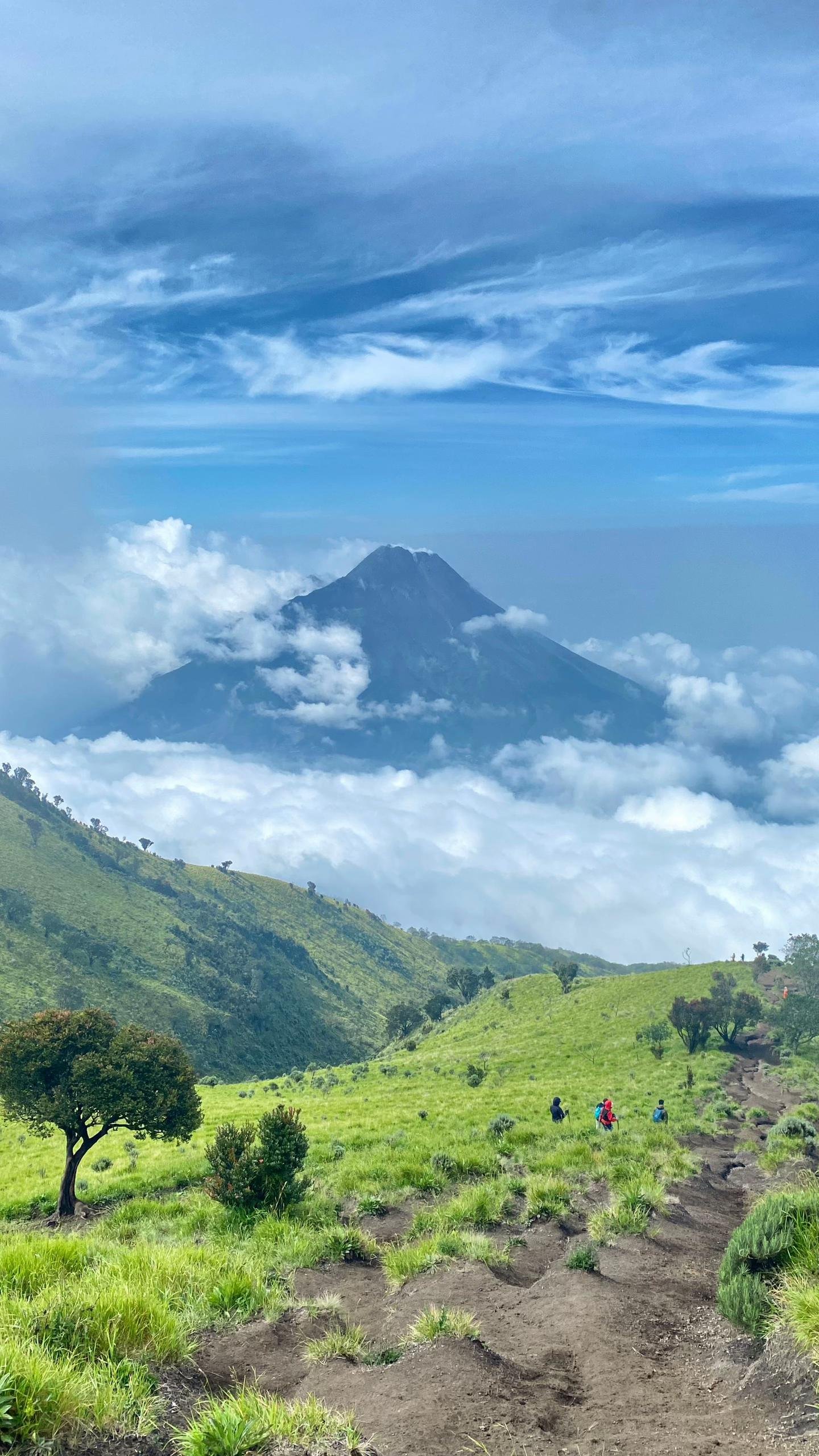Beberapa jalur seperti Selo terkenal minim sumber air, jadi pendaki wajib membawa stok air cukup.