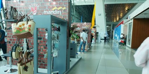 Selain fasilitas penerbangan, Soekarno–Hatta Airport juga memiliki banyak pusat perbelanjaan dan toko oleh-oleh.