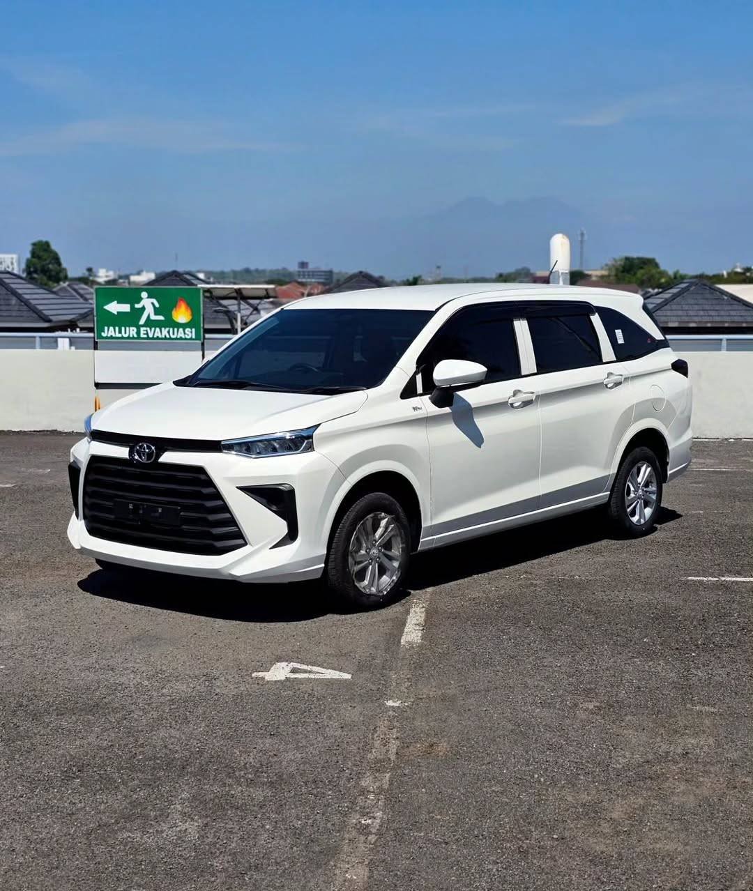 Sewa Armada Untuk perjalanan keluarga kecil, mobil seperti Avanza atau Innova menjadi pilihan favorit.