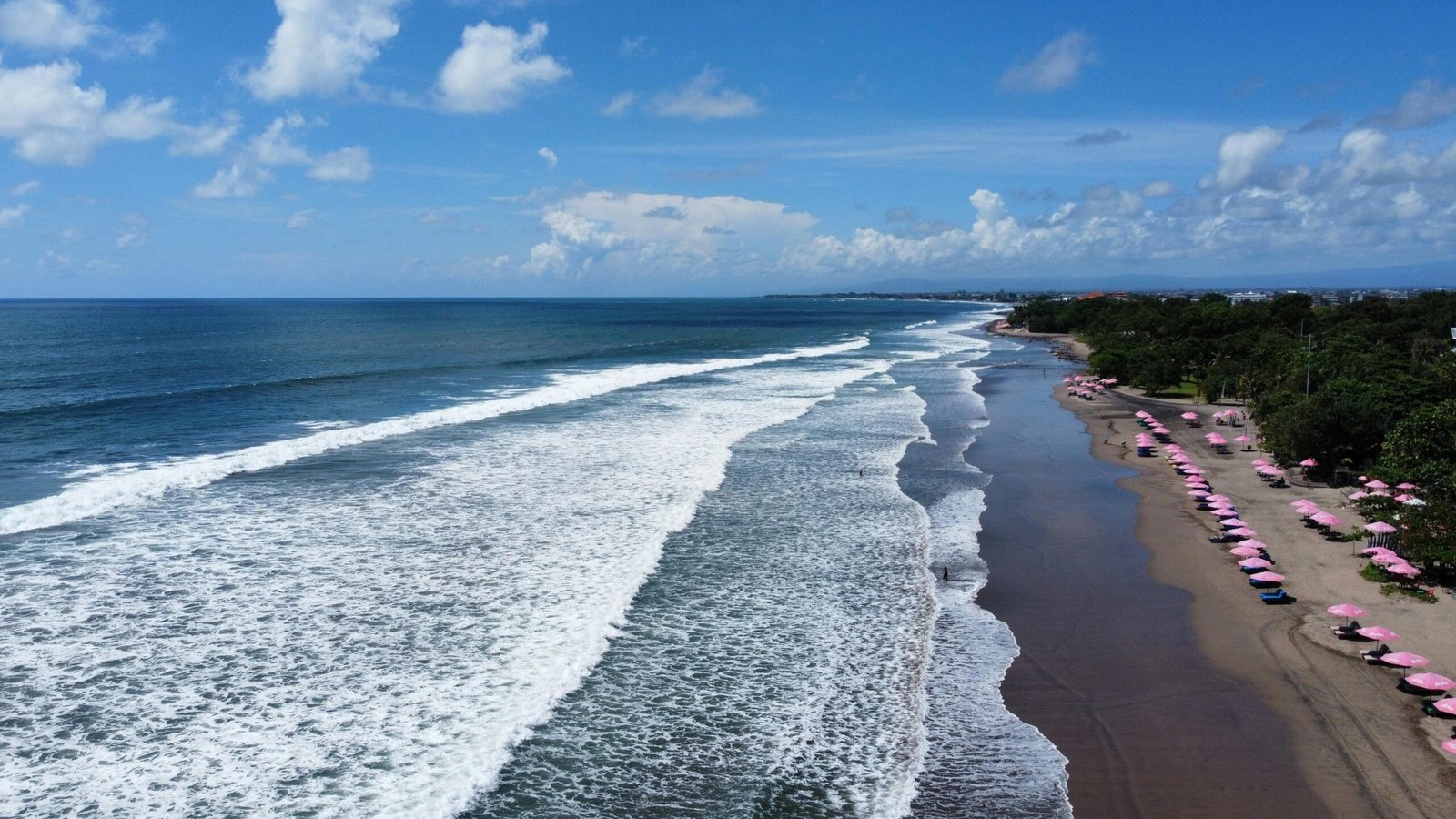 Keunggulan lain dari I Gusti Ngurah Rai International Airport adalah lokasinya yang dekat dengan berbagai destinasi wisata terkenal.